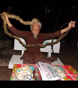 A 85 ans, il ne s'est pas coupé les cheveux depuis 70 ans
